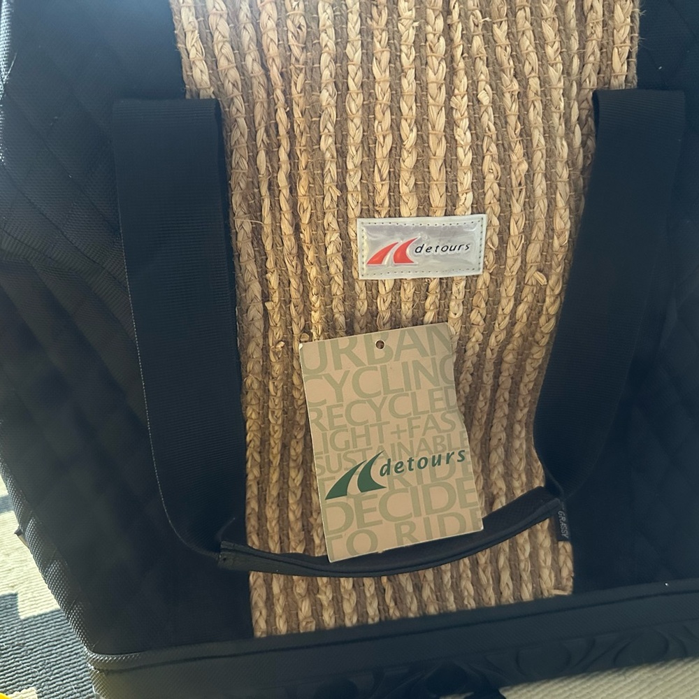 Detours Toocan Grassy Black biking bag